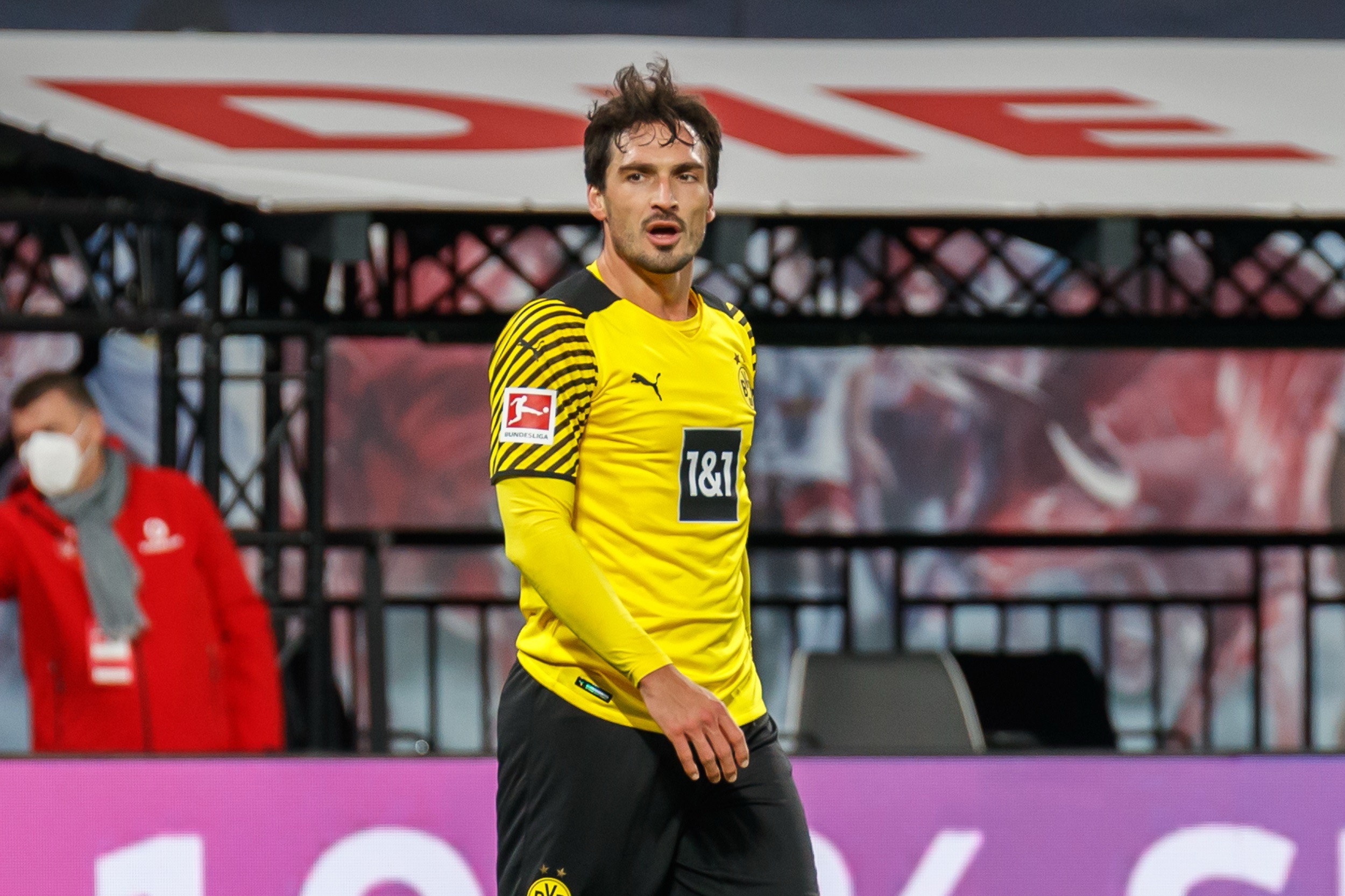 Another development in the Mats Hummels transfer saga sees the veteran defender entering talks with a new La Liga club, following earlier links with potential moves to Brighton and Bologna. Another development in the Mats Hummels transfer saga sees the veteran defender entering talks with a new La Liga club, following earlier links with potential moves to Brighton and Bologna.
